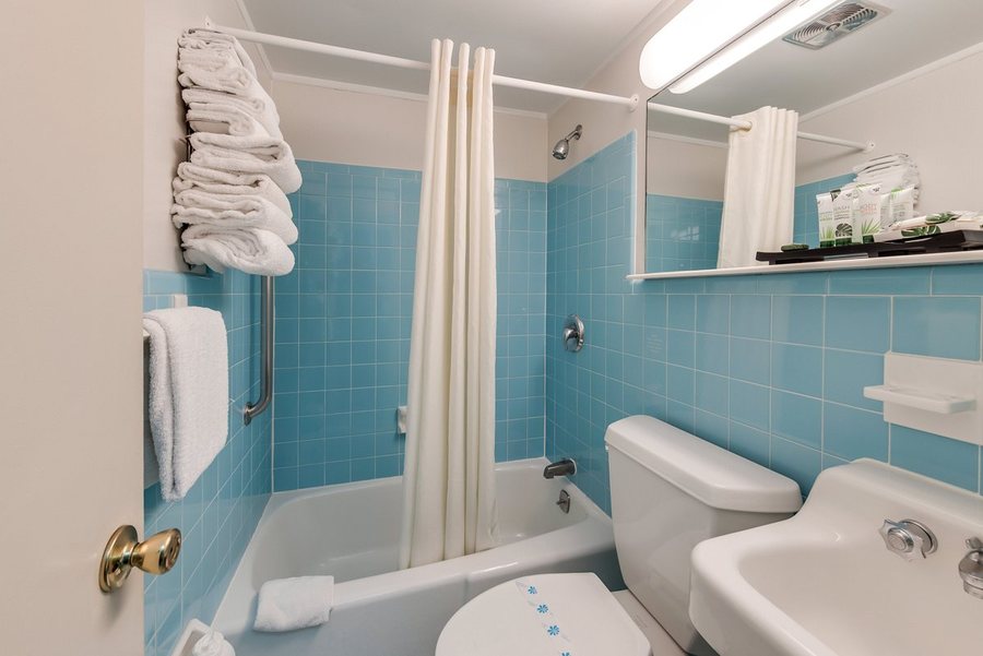 Quebec Motel By The Sea — Bathroom