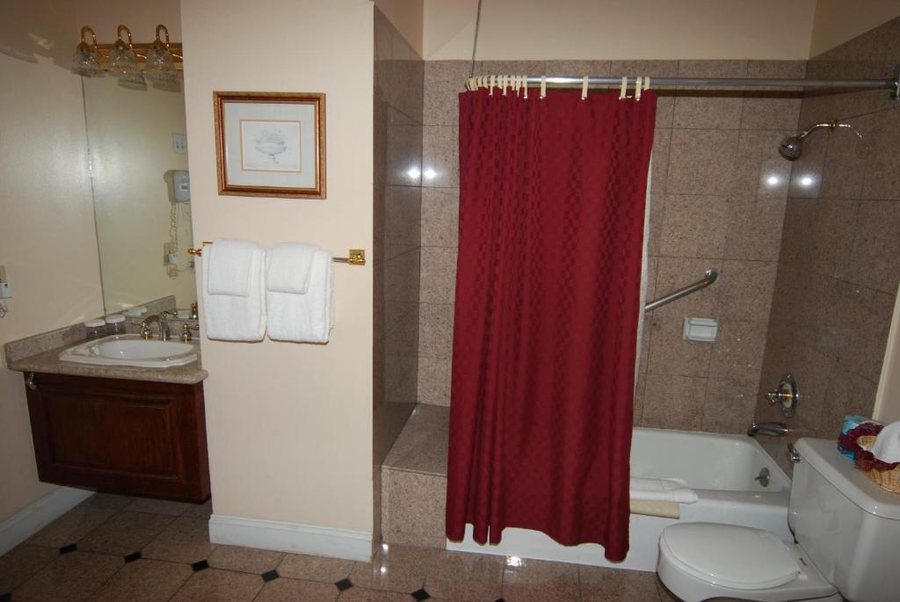 Queen Anne Hotel — Bathroom