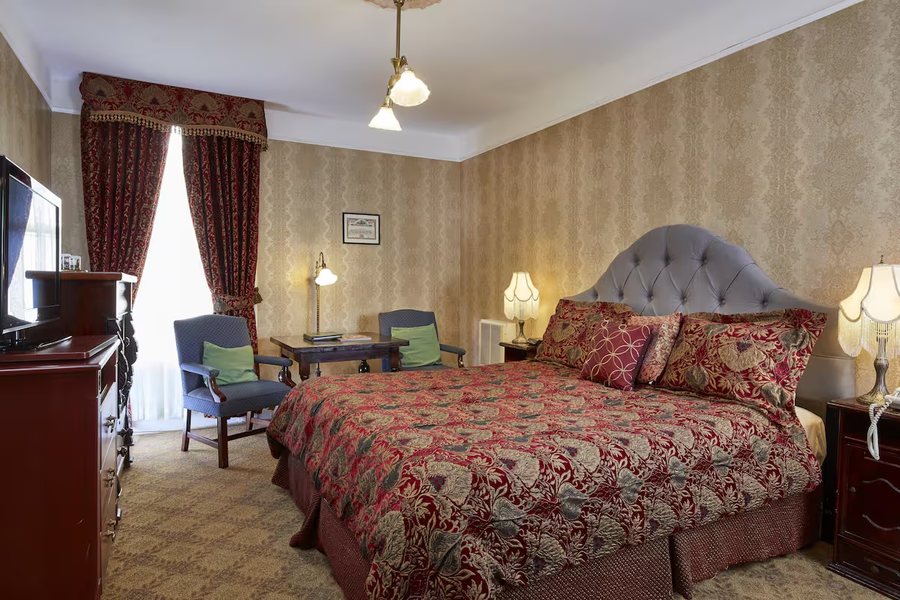 Queen Anne Hotel — Guest room