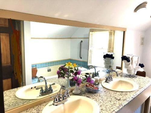 Queen Anne Inn — Bathroom