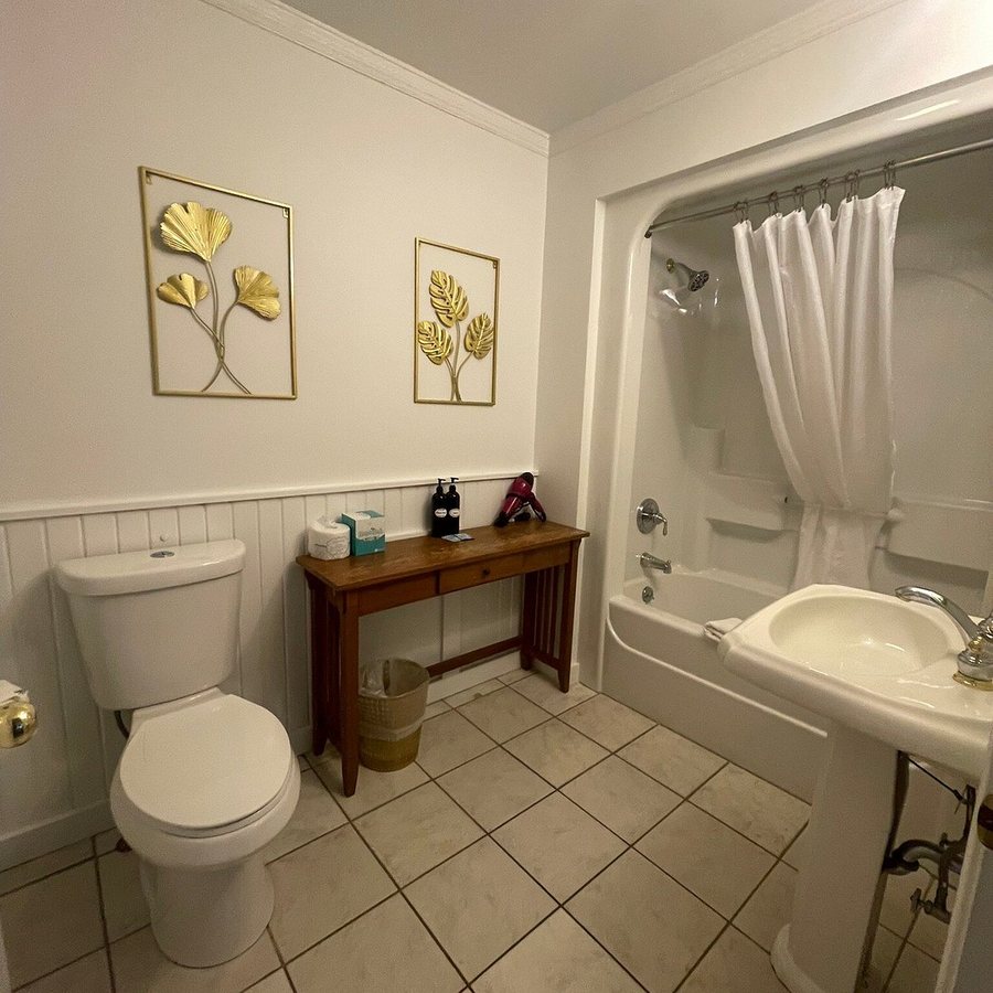 Queen Anne s Revenge Inn Suites — Bathroom