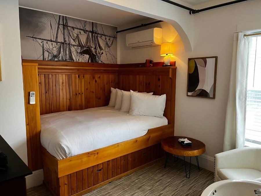 Queen Anne s Revenge Inn Suites — Guest room