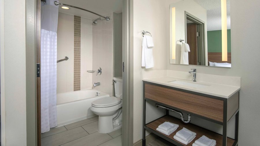 Queen Anne Urban Bed Breakfast — Bathroom