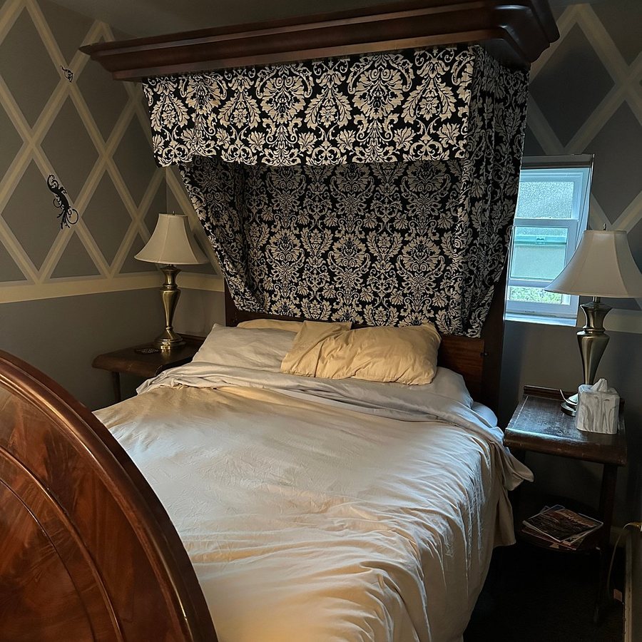 Queen Anne Urban Bed Breakfast — Guest room