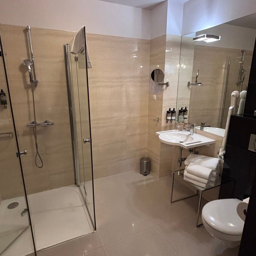 Queen Boutique Hotel — Bathroom