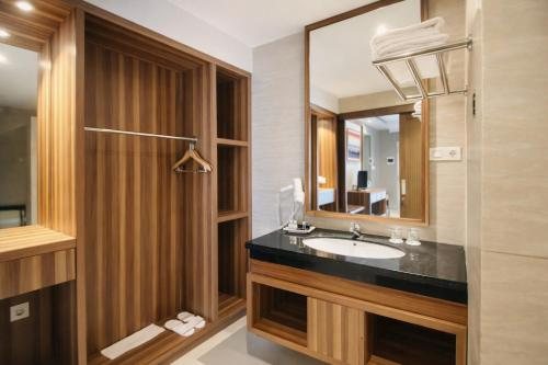 Queen of The South Resort — Bathroom