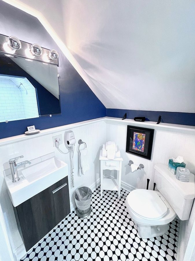 Queen Vic Guest House — Bathroom