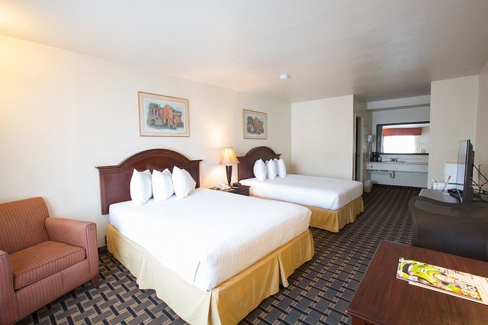 Queens Inn Anaheim — Guest room