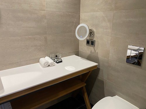Quentin Arrive Hotel — Bathroom