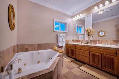 Quiet Mind Mountain Retreat Sequoias — Bathroom