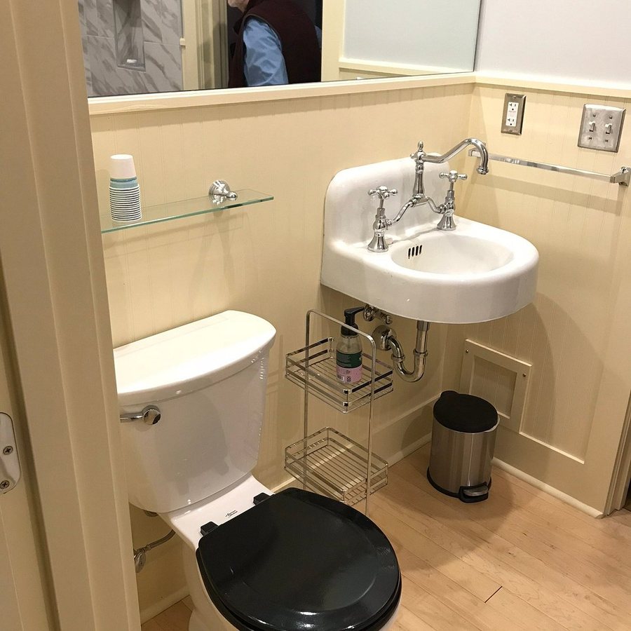Quincy Hotel — Bathroom