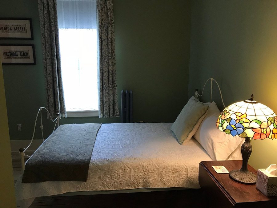 Quincy Hotel — Guest room