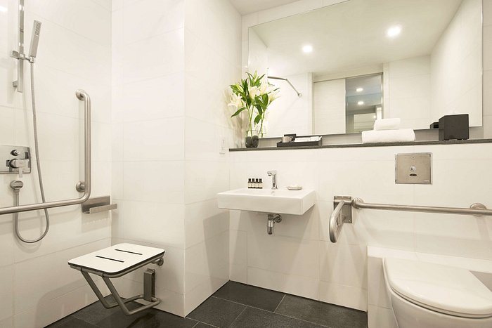 Quincy Hotel Singapore By Far East Hospitality — Bathroom