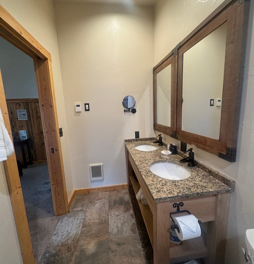 Quinn s Hot Springs Resort — Bathroom