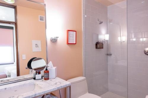 Quirk Hotel Richmond — Bathroom