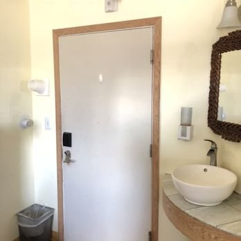 Qupqugiaq Inn Anchorage Alaska — Bathroom
