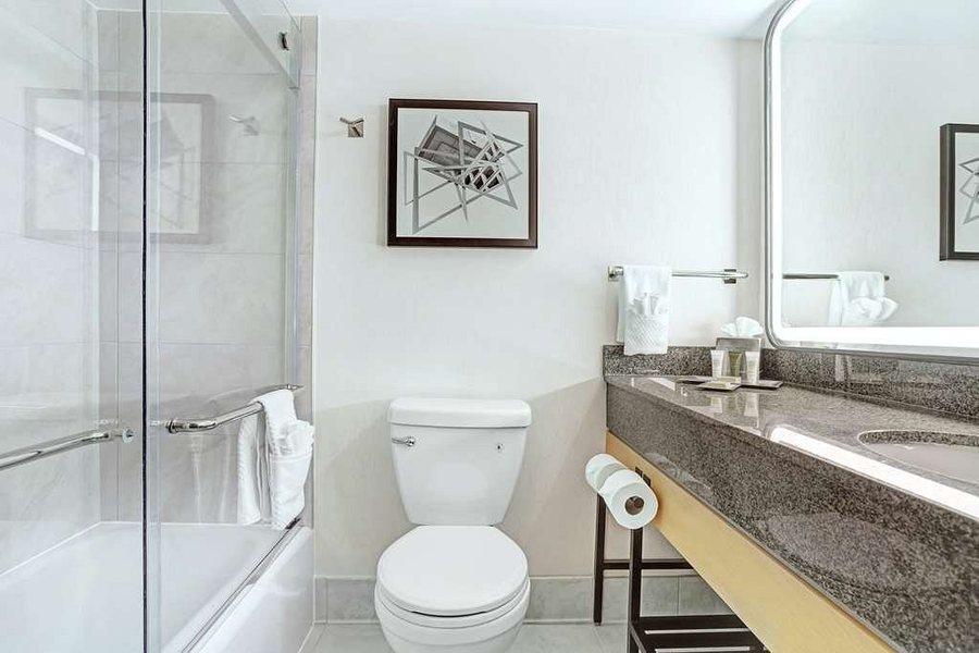R Nite Star Inn Suites — Bathroom