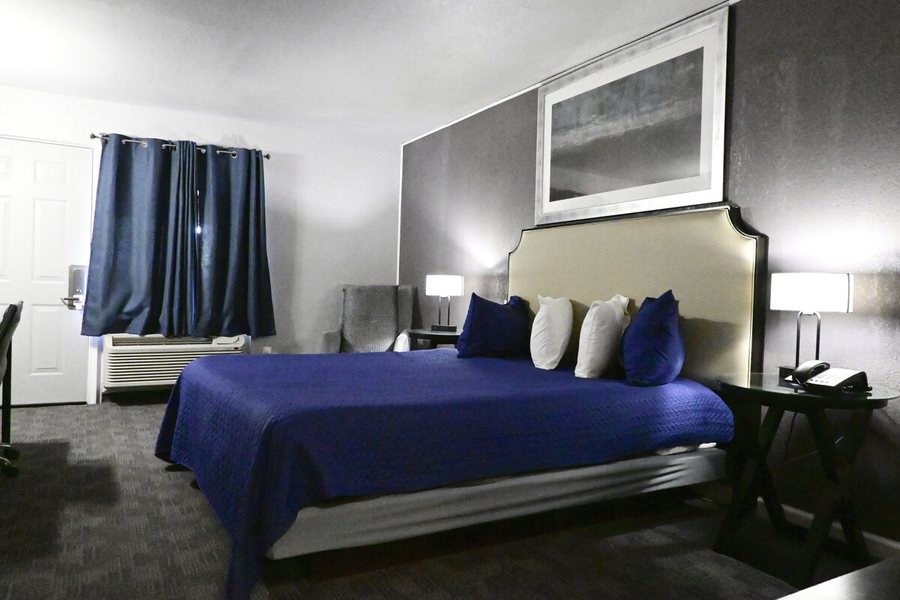 R Nite Star Inn Suites — Guest room