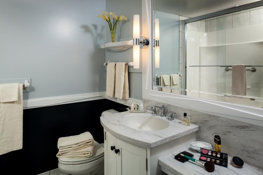 Rabbit Hill Inn — Bathroom