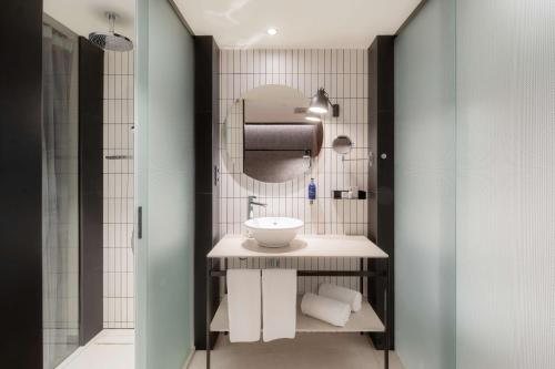 Radisson Blu 1882 Hotel Barcelona Sagrada Familia Barcelona Catalonia — Bathroom
