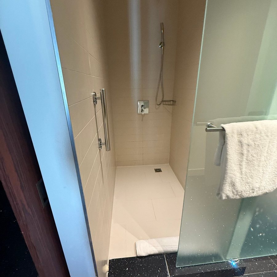 Radisson Blu Aqua Chicago Chicago Illinois — Bathroom