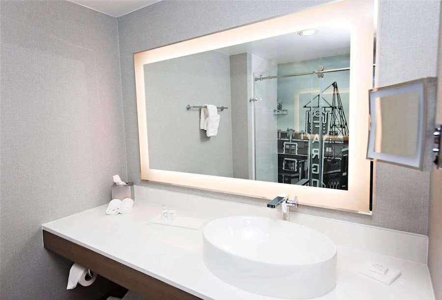 Radisson Blu Fargo — Bathroom