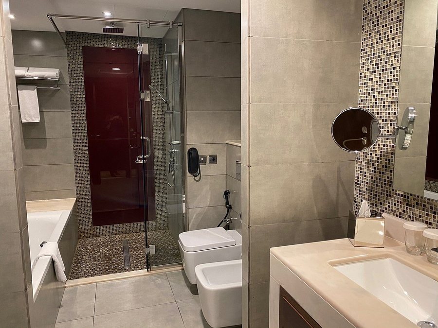 Radisson Blu Hotel Dubai Barsha Heights — Bathroom