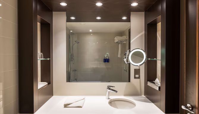 Radisson Blu Hotel Edinburgh City Centre — Bathroom
