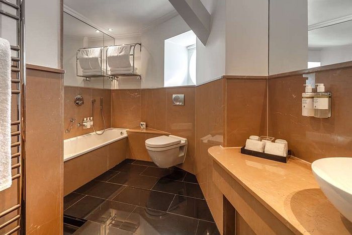 Radisson Blu Hotel London Bloomsbury — Bathroom