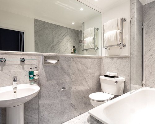 Radisson Blu Hotel London Leicester Square — Bathroom