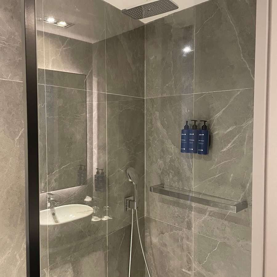 Radisson Blu Hotel Madrid Prado — Bathroom