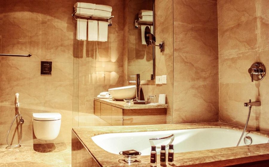 Radisson Blu Hotel New Delhi Dwarka — Bathroom