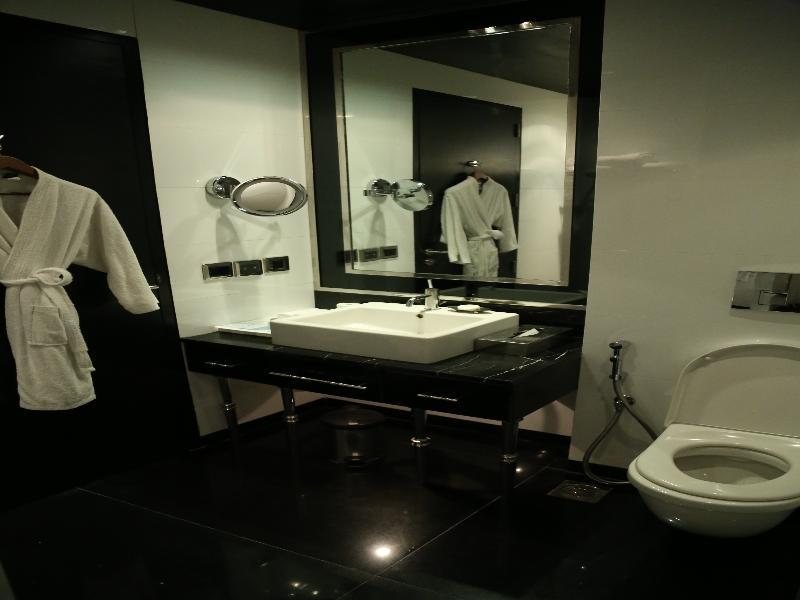 Radisson Blu Hotel New Delhi Paschim Vihar — Bathroom