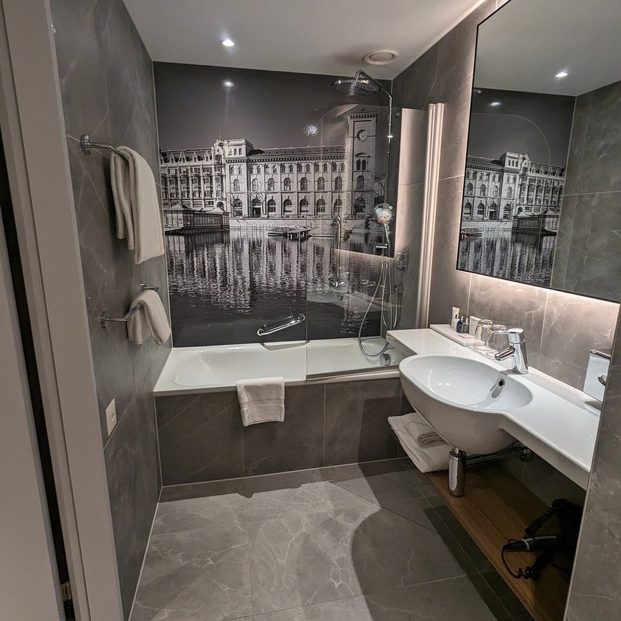 Radisson Blu Hotel Zurich Airport — Bathroom