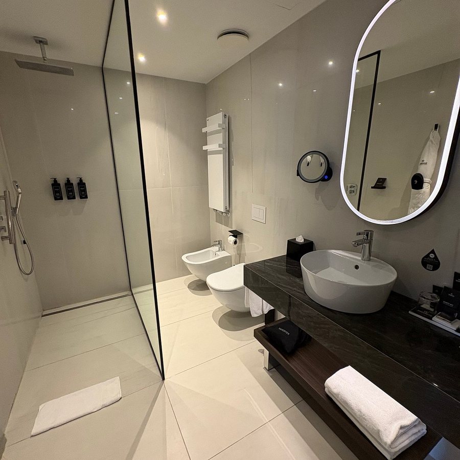Radisson Collection Hotel Santa Sofia Milan — Bathroom