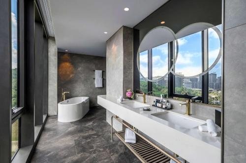 Radisson Collection Hotel Vadistanbul Istanbul — Bathroom
