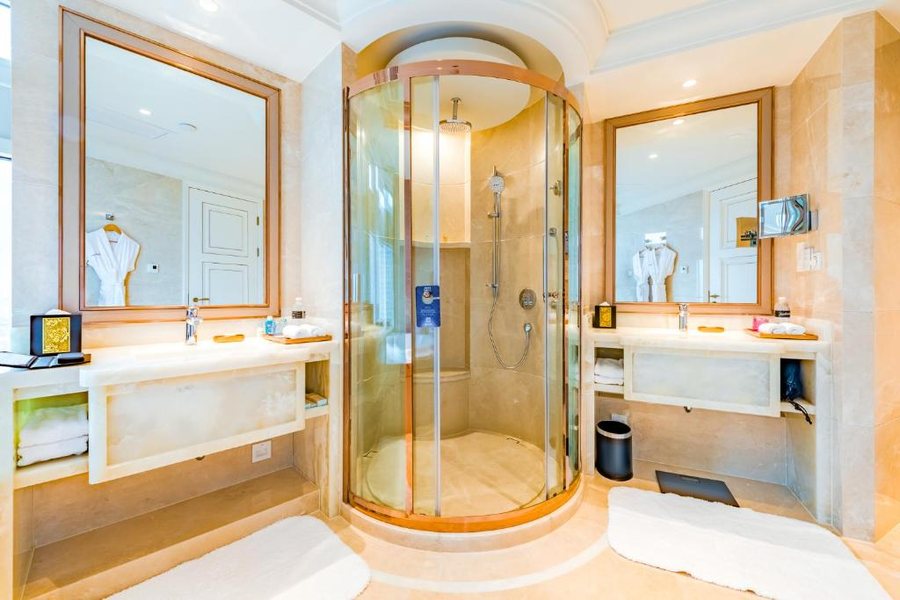 Radisson Collection Hotel Xing Guo Shanghai — Bathroom
