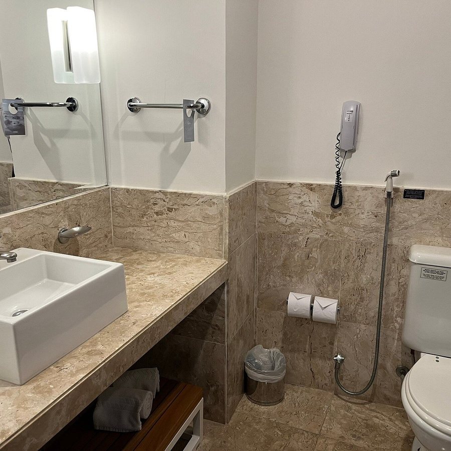 Radisson Hotel Alphaville — Bathroom