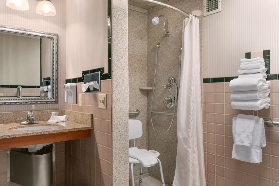 Radisson Hotel Bismarck — Bathroom