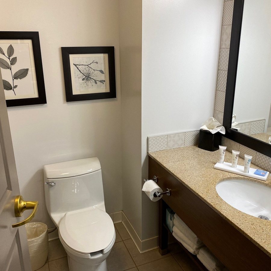 Radisson Hotel Cedar Rapids — Bathroom
