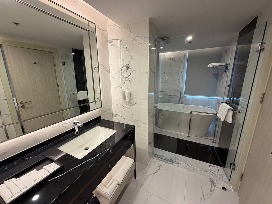 Radisson Hotel Chateau De Bangkok — Bathroom