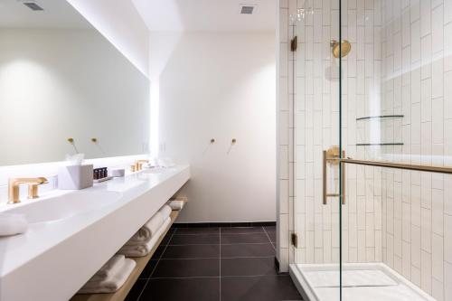 Radisson Hotel Cincinnati Riverfront — Bathroom