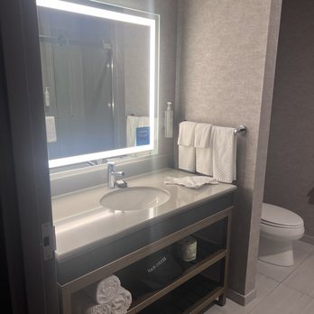 Radisson Hotel Conference Center Rockford — Bathroom