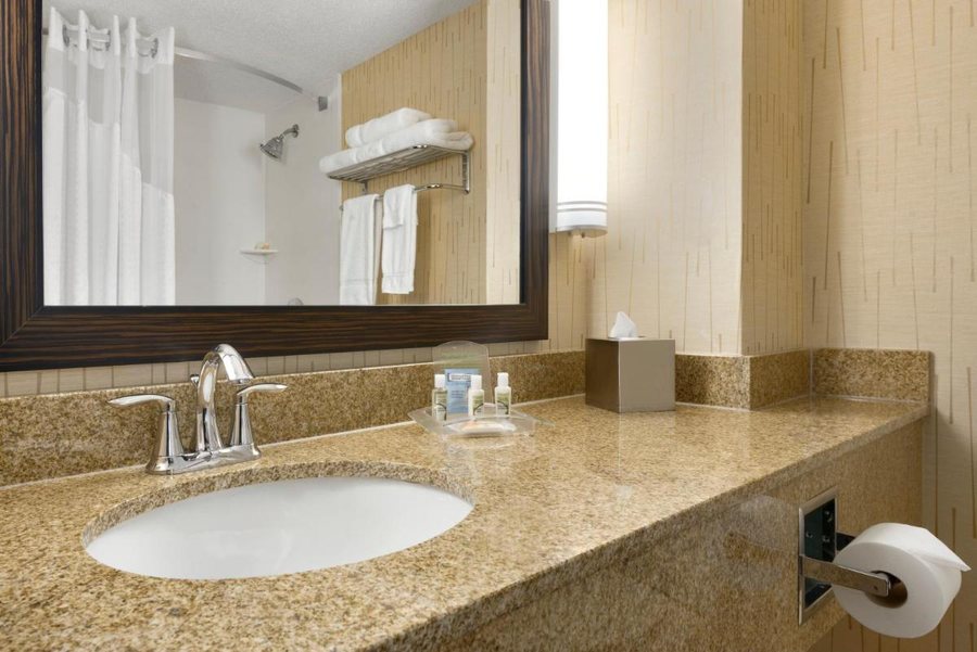 Radisson Hotel Duluth Harborview — Bathroom