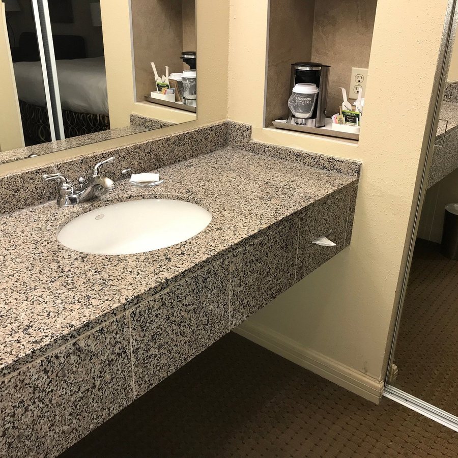 Radisson Hotel El Paso Airport El Paso Texas — Bathroom