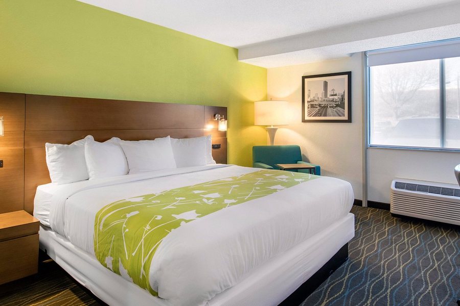 Radisson Hotel Grand Rapids Riverfront — Guest room