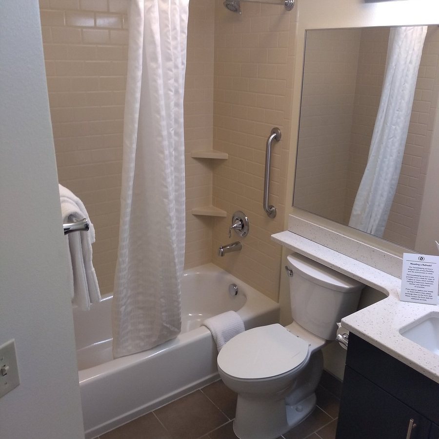 Radisson Hotel Lenexa Overland Park — Bathroom