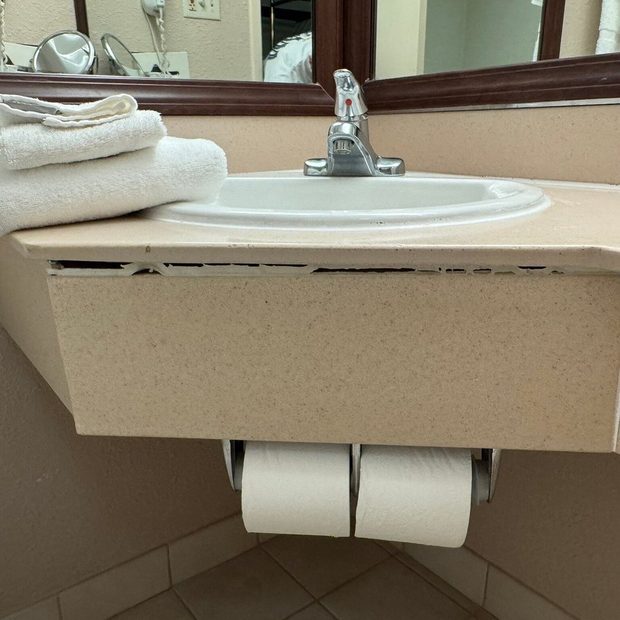 Radisson Hotel Louisville North — Bathroom