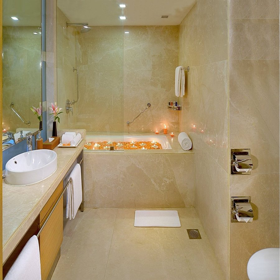 Radisson Hotel Mumbai Andheri MIDC — Bathroom