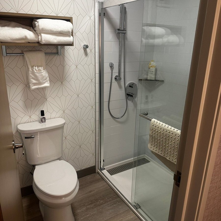 Radisson Hotel Oakland Airport — Bathroom